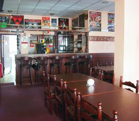 Die Bar mit Hockern und Sitzplätzen im Partyraum
