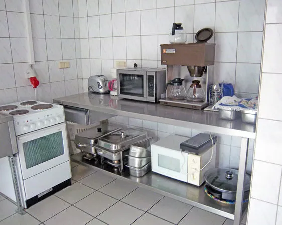 Küchenausstattung mit Herd, Mikrowelle und Speisenwärmern