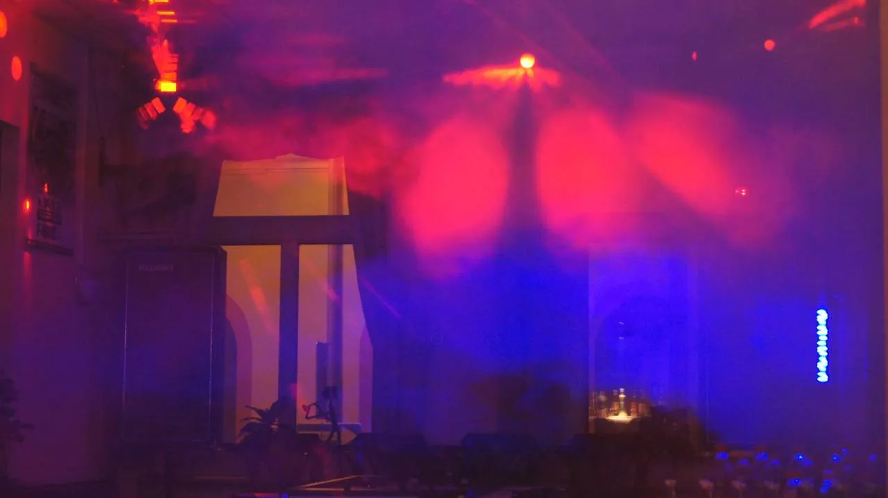 Rote und blaue Lichtshow im abgedunkelten Partyraum